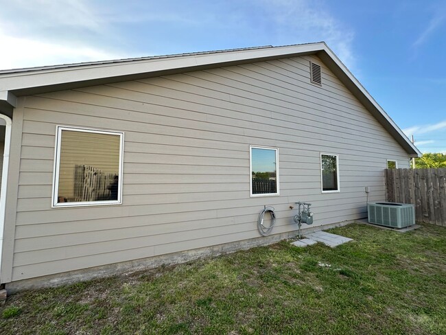 Building Photo - GREAT FAMILY HOME!