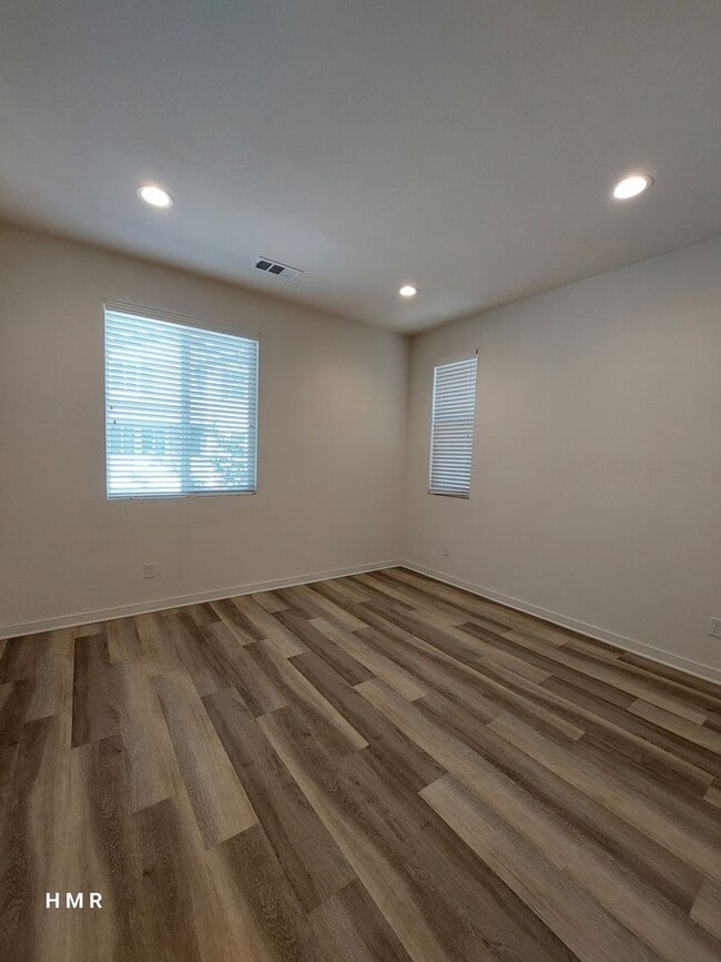 Building Photo - Charming 4 bed 2.5 bath in Anaheim! MUST S...