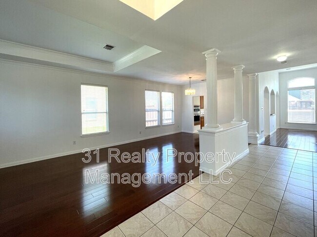 Building Photo - 4400 Avebury Dr