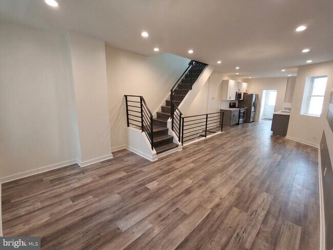 Building Photo - 5751 Larchwood Ave