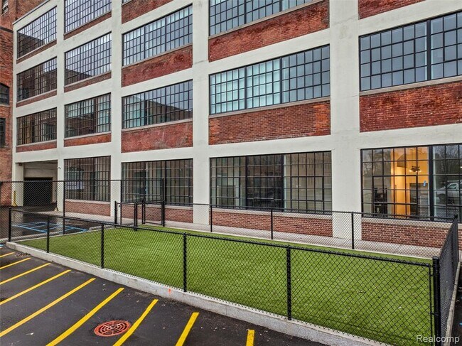 Building Photo - 411 Piquette Ave