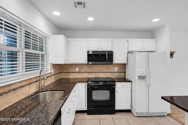 Building Photo - 9 Ambrose Ln