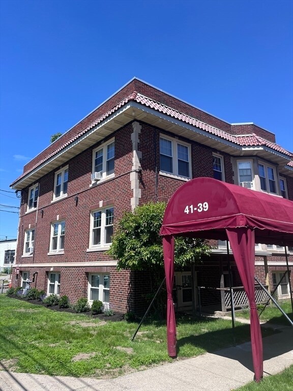 Building Photo - 41 Richardson Ave