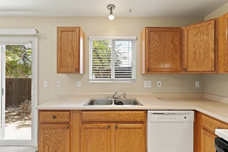 Building Photo - Move-In Ready 2-Bed Townhome with A/C & Fi...