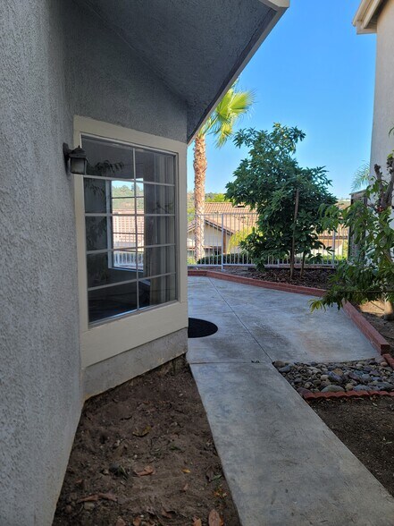 side yard - 35 La Costa Ct