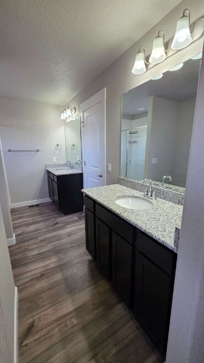 Building Photo - Lorson Ranch 5 bedroom Townhouse near military bases