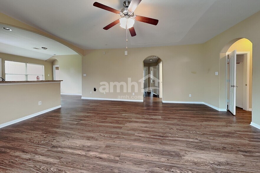 Building Photo - 28606 Lockeridge Farms Dr