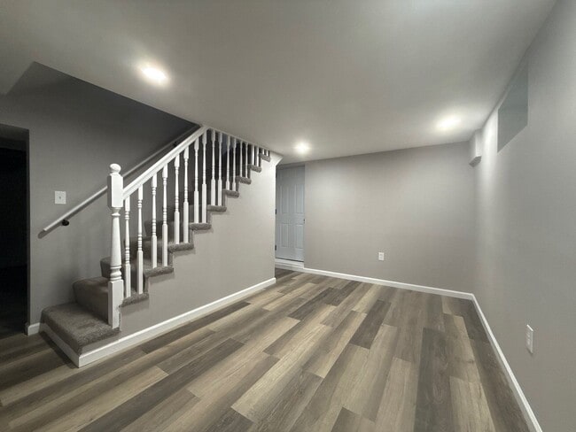 Building Photo - Five-Bedroom Home in Nottingham