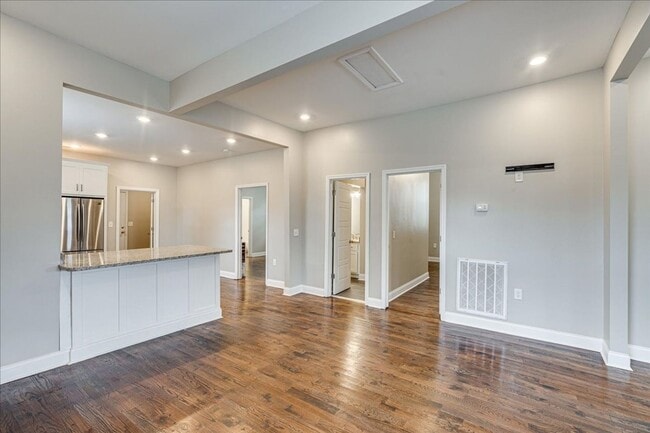 Building Photo - Charming 1920 renovated home!
