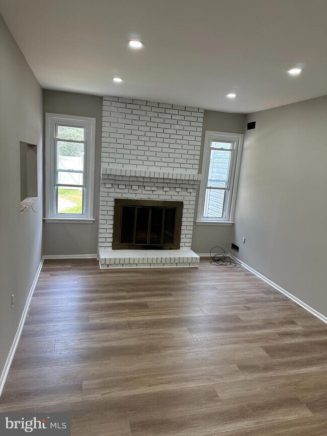 Building Photo - 18 Madison St