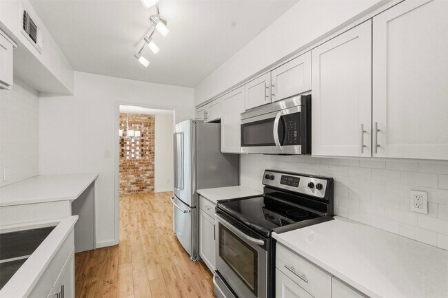 Building Photo - 450 N Post Oak Ln
