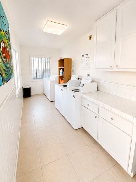 Building Photo - 1740 N Kingsley Dr