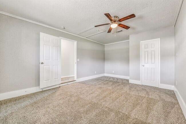 Building Photo - 405 Cherry St