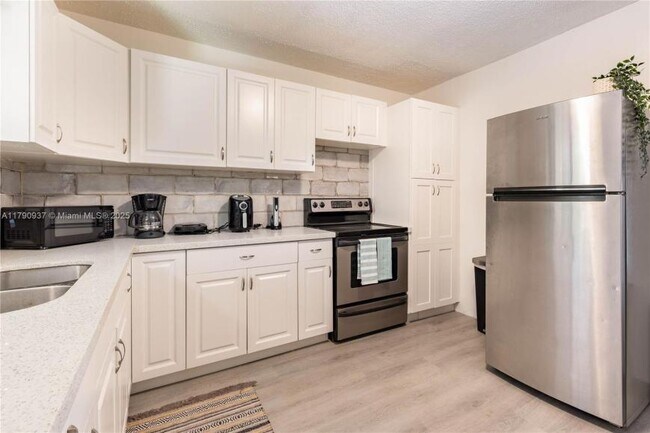 Building Photo - 2 bedroom in Dania Beach FL 33004