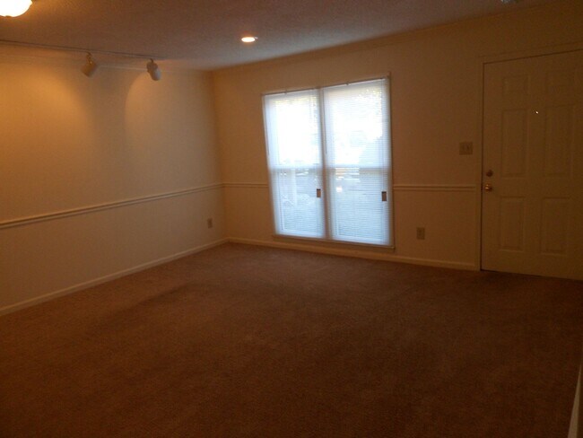 Building Photo - Spacious 2 Bedroom Condo Near Downtown Ath...