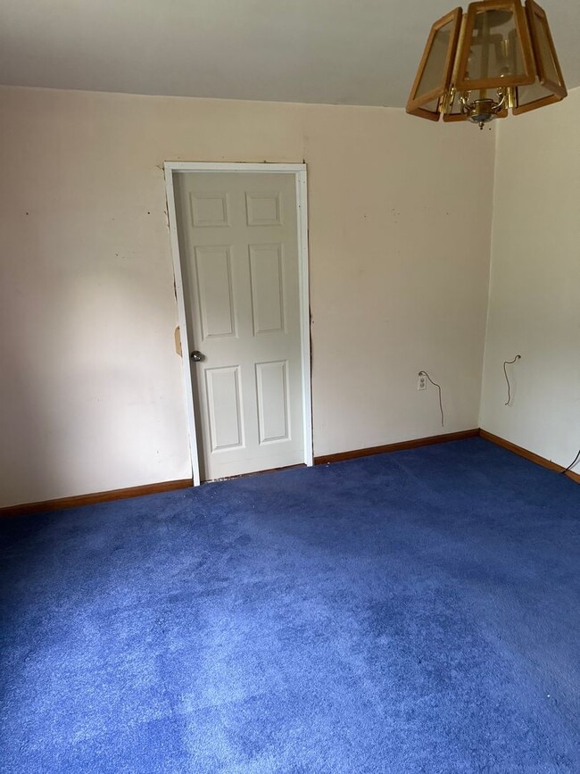 Building Photo - Three Bedroom Two Bath Home in Huntington