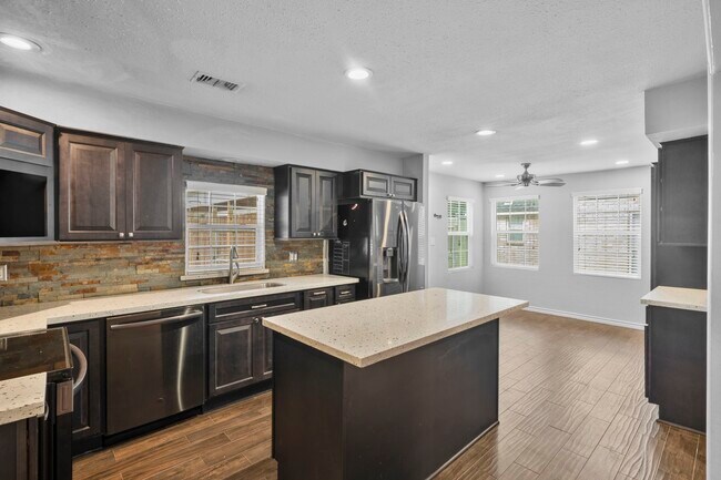 Building Photo - 10519 Fawnview Dr