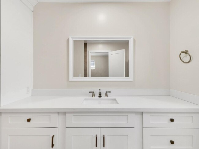 Building Photo - 544 W 17th Pl