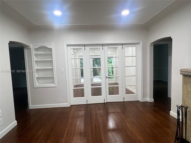 Building Photo - 1900 Tigertail Ave