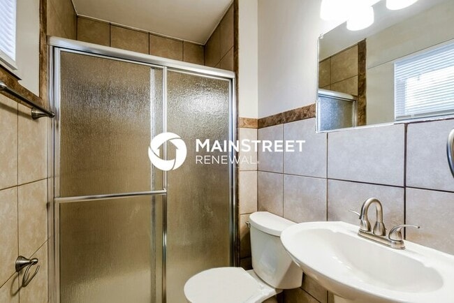 Building Photo - 4 Bedroom Pet-Friendly Home in FLORISSANT,...