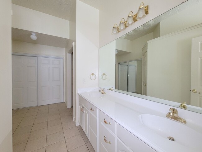 Building Photo - Welcome to this beautiful 2 story, 4 bedroom 2.5 bath home. Spacious living area with high ceilin...