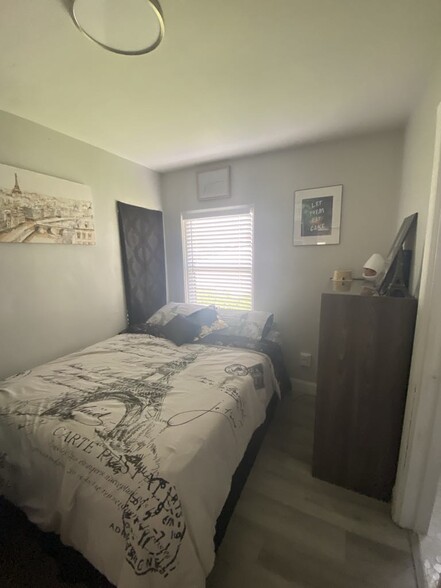 Building Photo - 3913 Silver Palm Dr