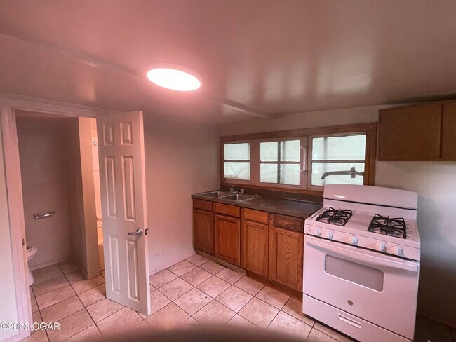 Building Photo - 1801.5 E Broadway St