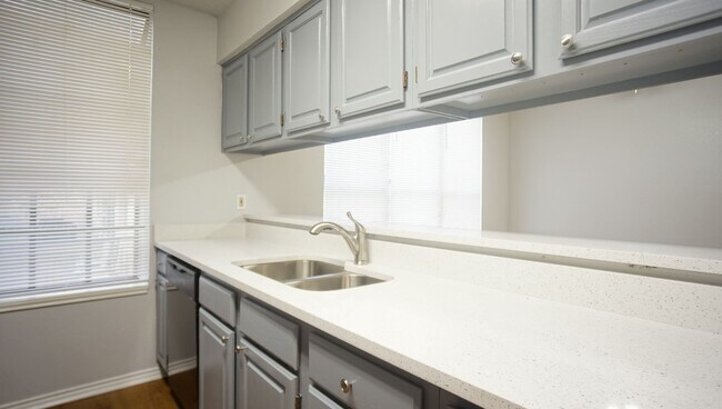 Building Photo - 2/2 Renovated Condo in Central Austin