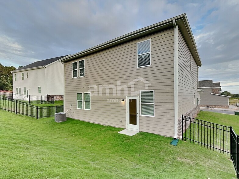 Building Photo - 890 Jubilation St