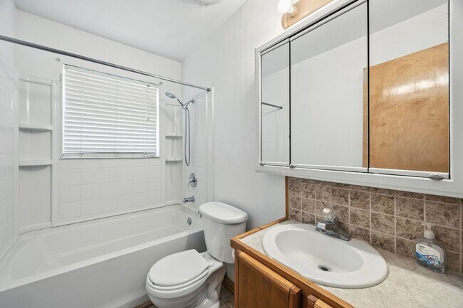 Building Photo - 1551 Chadwick Dr