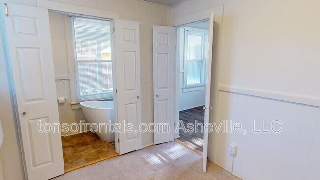 Building Photo - 326 Spring St