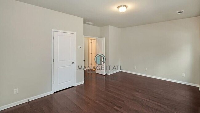 Building Photo - A beautifully designed townhome in the heart of Dunwoody