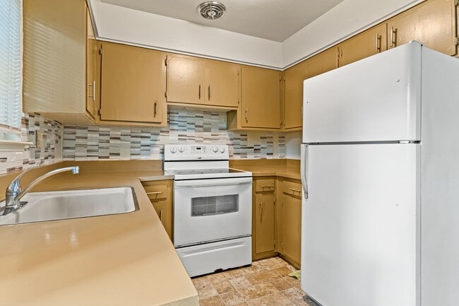 Building Photo - Large 3BD Townhome Style Apartment w/ Brand New Flooring in Hayward