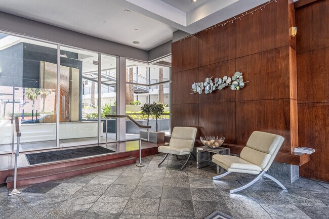 Building Photo - 555 Front St