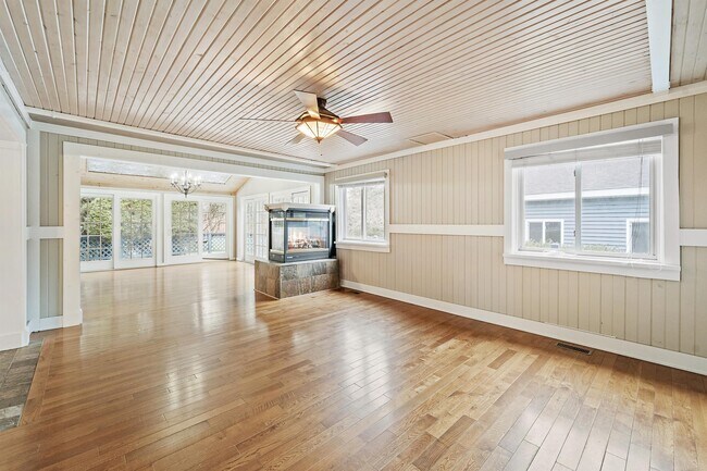 Building Photo - 9485 Waterman Dr