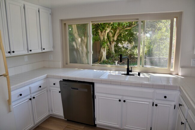 Building Photo - 10575 Canyon Lake Dr