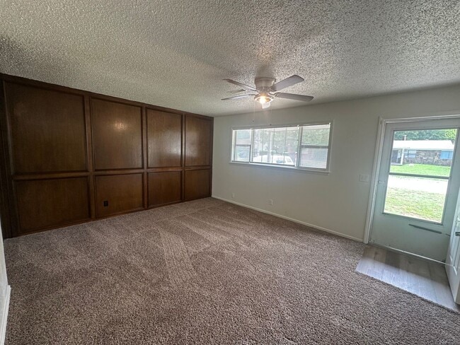 Building Photo - 3 bed, 1 bath, 1 car garage