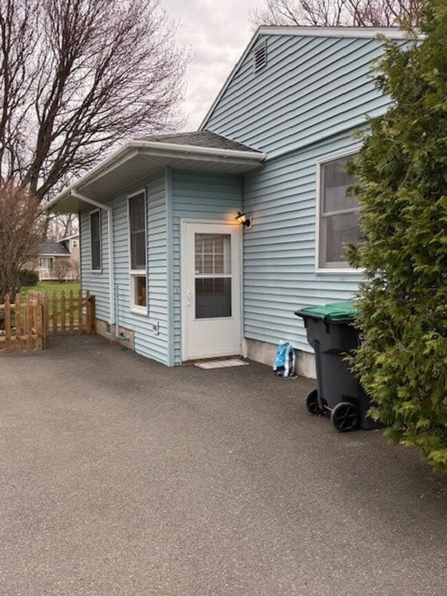 Building Photo - 2 BD  1 BA  South Colonie Schools