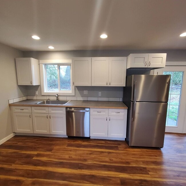 Building Photo - Pet Friendly Single level, 3 bed: 2 bath home with an open yard area and 2 car garage