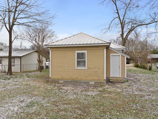 Building Photo - 315 Elm St