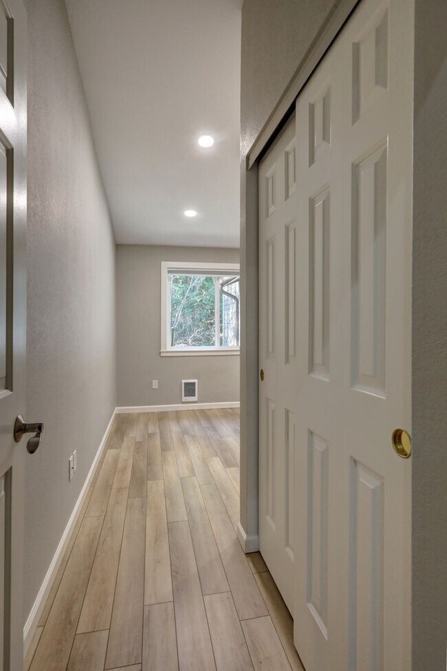 Building Photo - Spacious 2bd + DEN, 1.75ba Condo available in the heart of Issaquah!