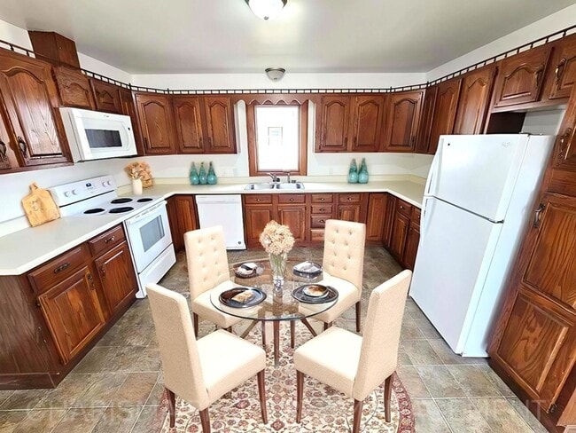 Building Photo - 3 Bedroom, 2 Bath House With All the Charm and Space You Need!