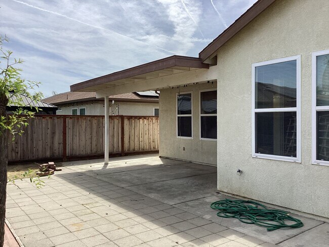 Building Photo - 5162 W Home Ave