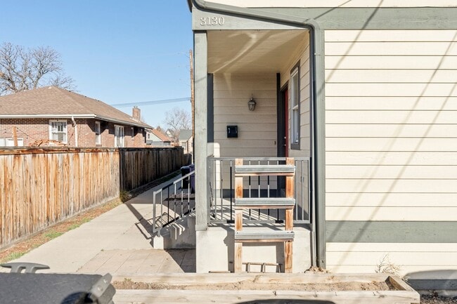 Building Photo - Charming 3 Bedroom Townhome in Highlands Neighborhood