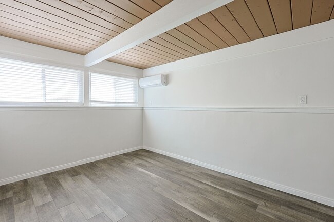 Building Photo - Spacious 5-Bedroom, 3-Bath Home – Convenie...