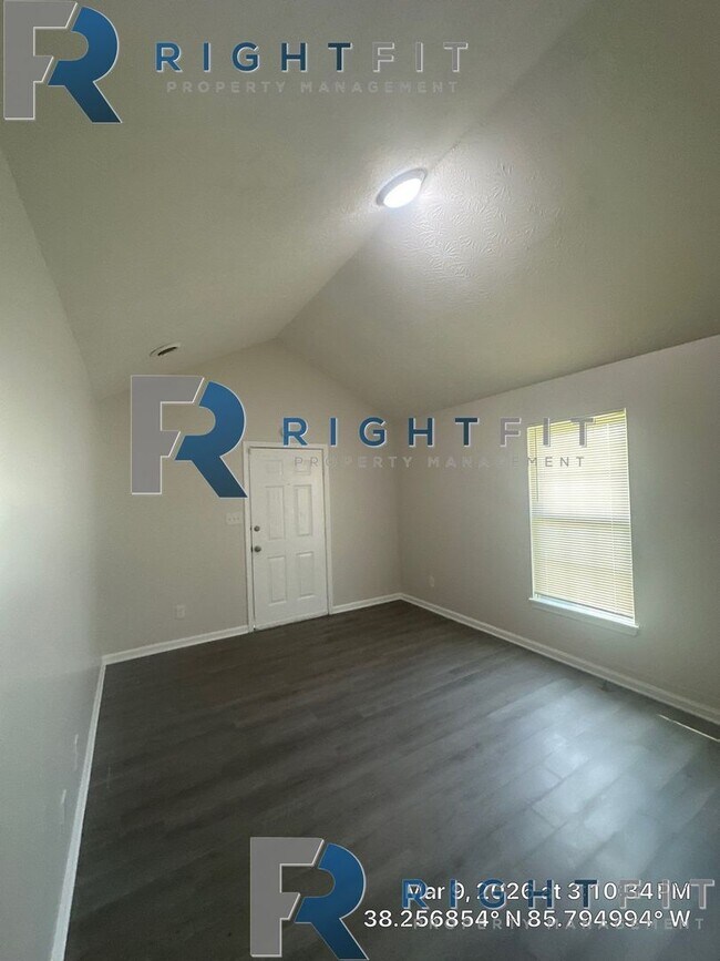 Building Photo - Gorgeous Renovated Home in Louisville