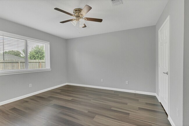 Building Photo - 6923 Creek Village Dr