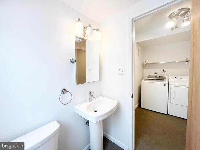 Building Photo - 450 Linden Ave