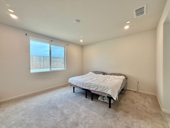 Building Photo - Bright and Modern Home in Hollister
