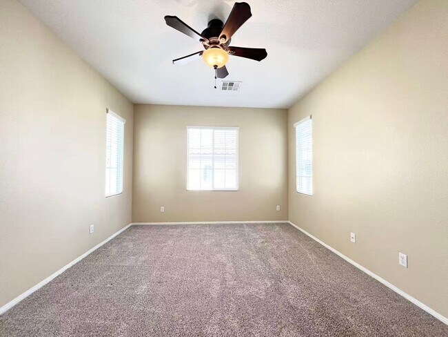Building Photo - Welcome to this well-maintained 3-bedroom, 2.5-bath home